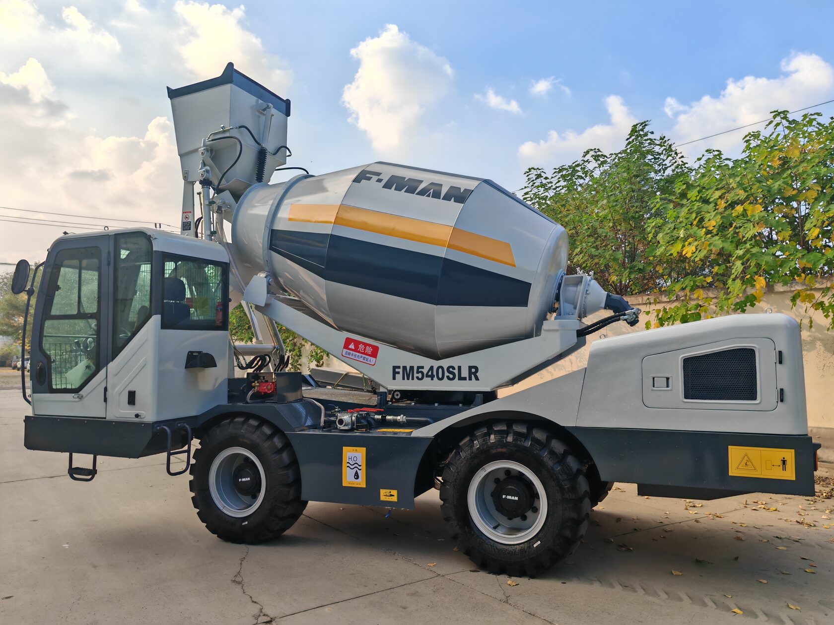 Самозагружающийся автобетоносмеситель FM540SLR
