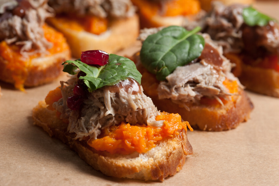 Брускетта с уткой и грушей. Брускетта с уткой. Брускетты с уткой и грушей. Брускетта с уткой. Брускетта с уткой.