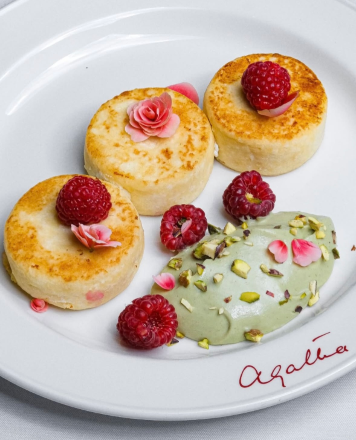 Сырники, фисташковый крем, малина