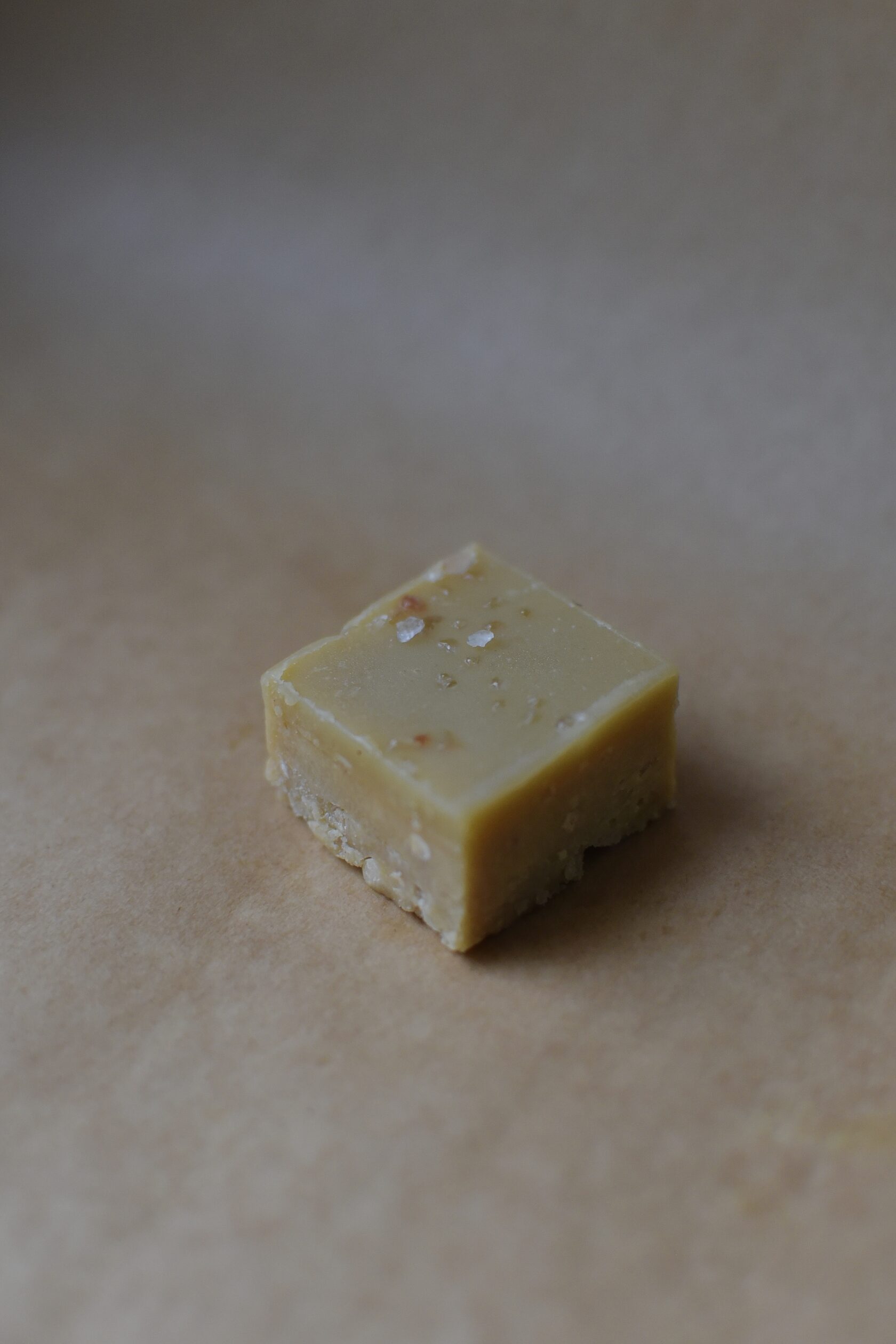 белый шоколад. несладкий шоколад. шоколад карамельный gold callebaut. вкусовые сочетания белый шоколад. белый шоколад с солью.