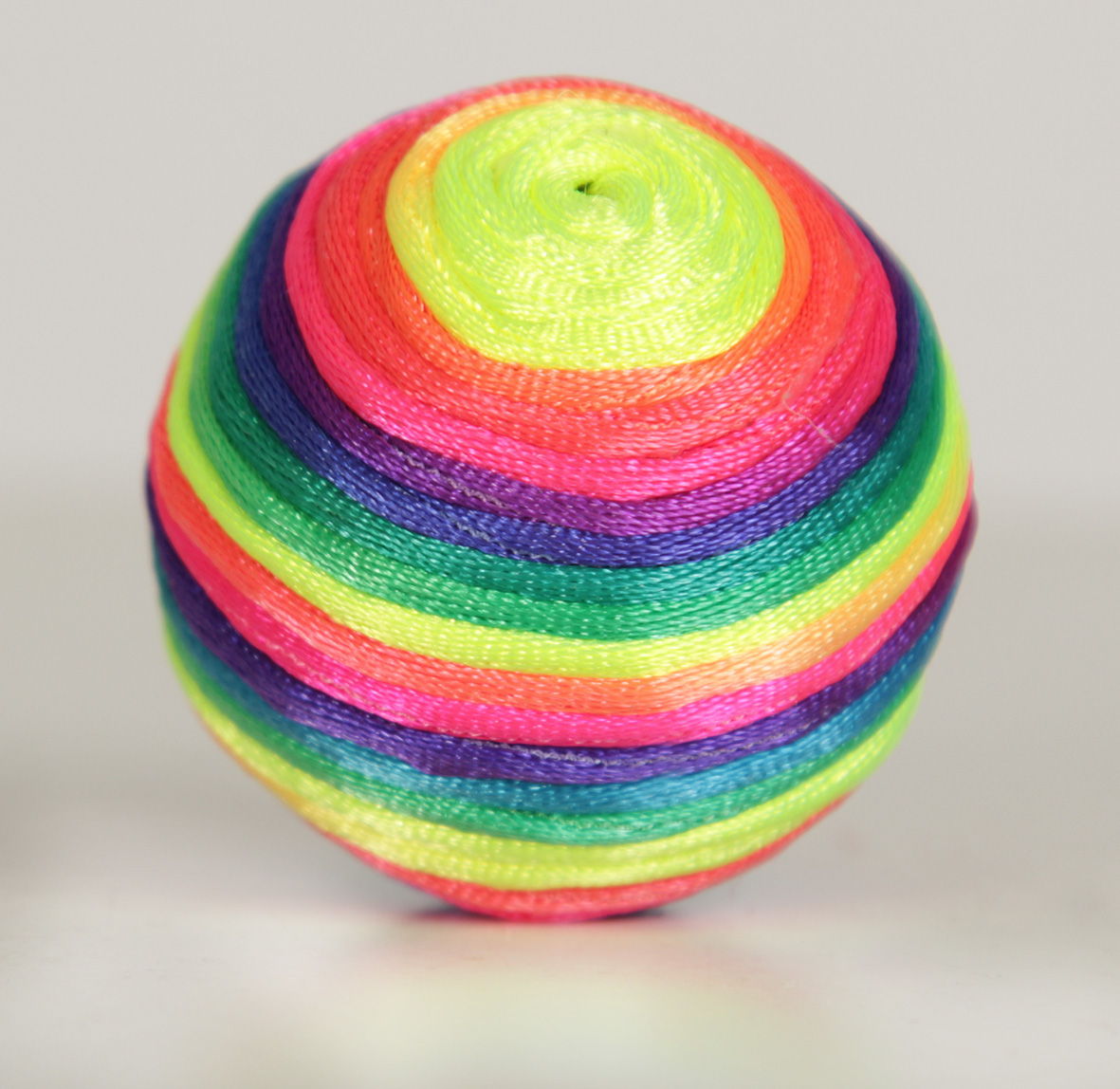 Радужный мяч. Радуга мячик. Мячик радужных цветов. Мягкий мяч Радужный. Радужный мяч игры