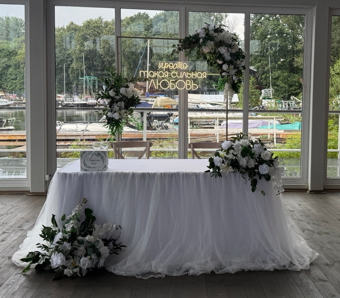 Фотозона с цветами и подсветкой Landysh Decor