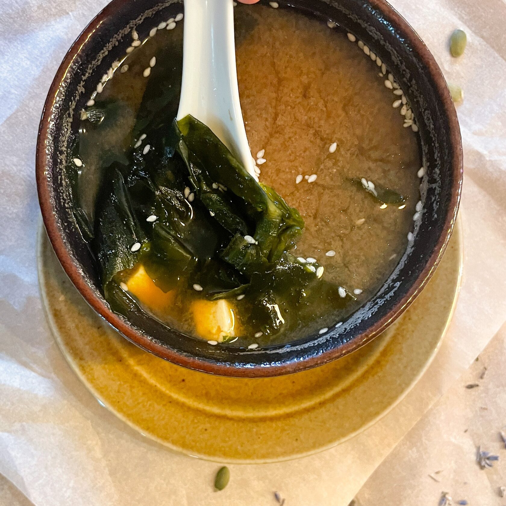 Водоросли соус. Суп мисо с водорослями вакаме. Водоросли для мисо супа. Мисо суп с тофу. Мисо суп с шиитаке.