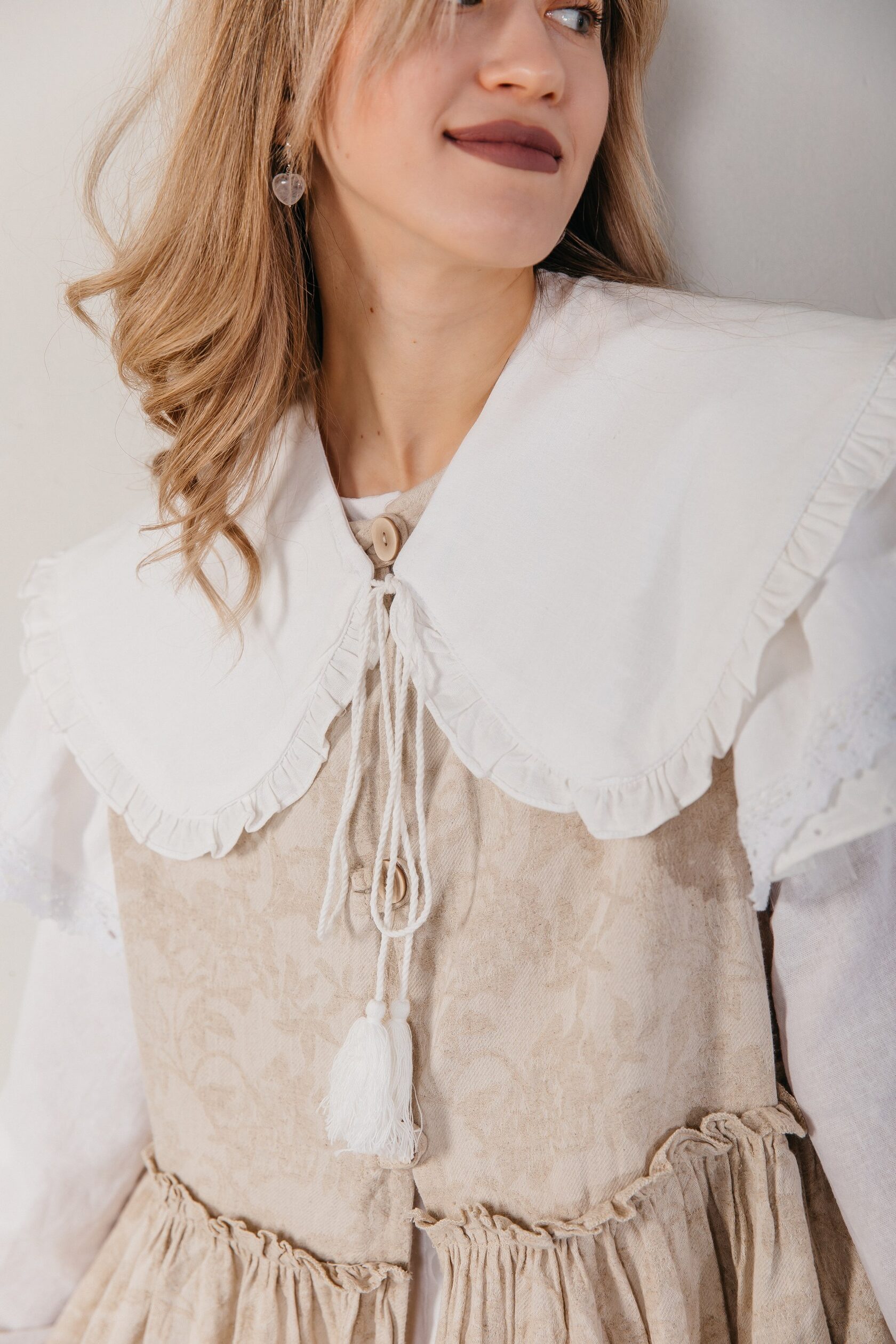 Воротничок с кисточками- нежный акцент для вашего выхода