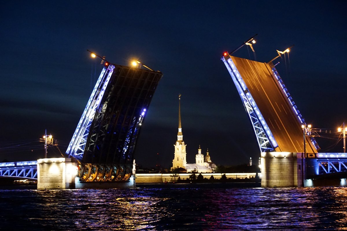 Ночной питер. Санкт-Петербург шпиль Дворцовый мост. Ночной Санкт-Петербург. Дворцовый мост и Адмиралтейство днем. Разводной мост в Казани.