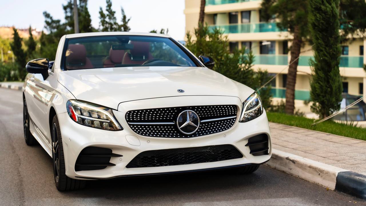 Белый кабриолет Mercedes-Benz C300 из автопарка Априори