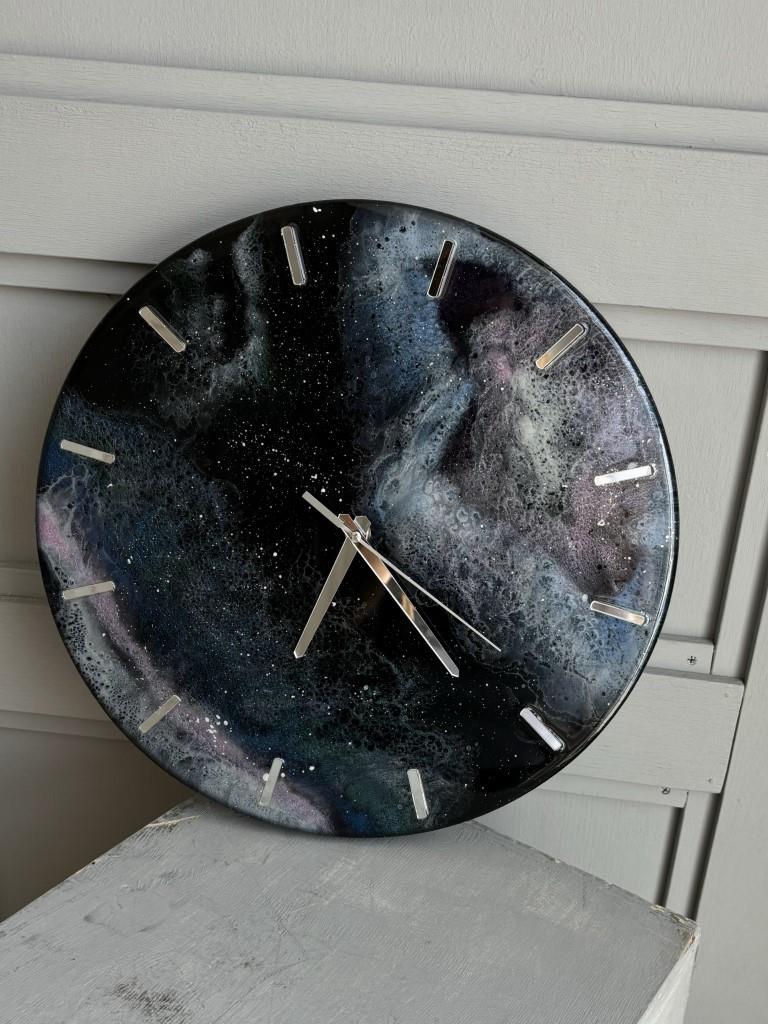 Часы из эпоксидной смолы космос