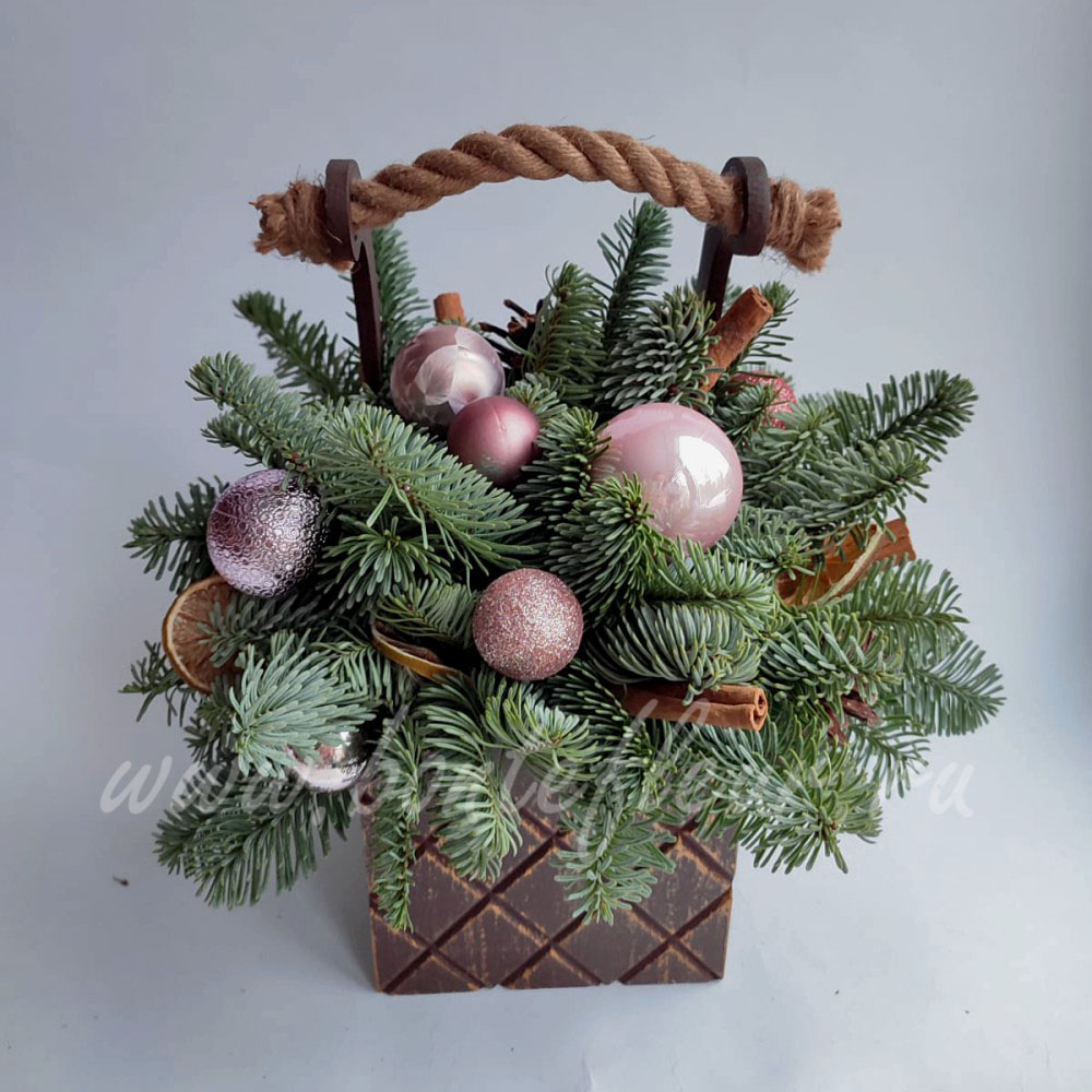 Розовая композиция в ящике