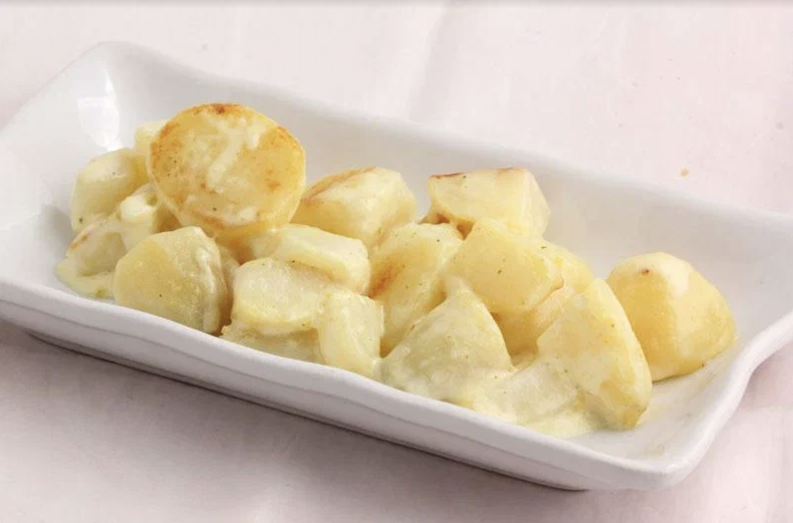 Картофель запеченный со сливками. Сливочный картофель. Картошка в сливках. Картошка со сливками. Картошка со сливками в духовке.