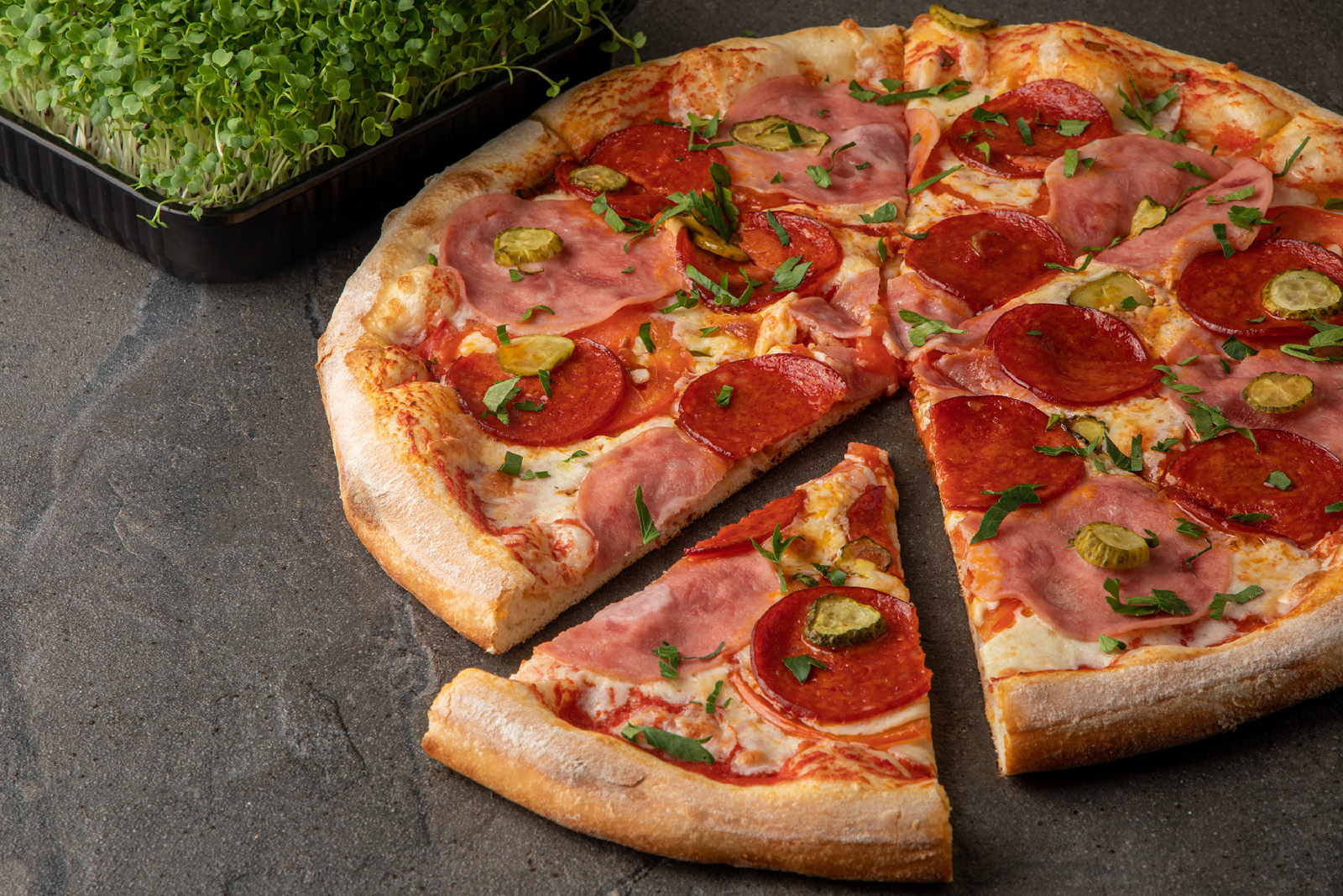 я хочу пиццу песто с пепперони и сосисками так же хочу другую с оливками (119) фото
