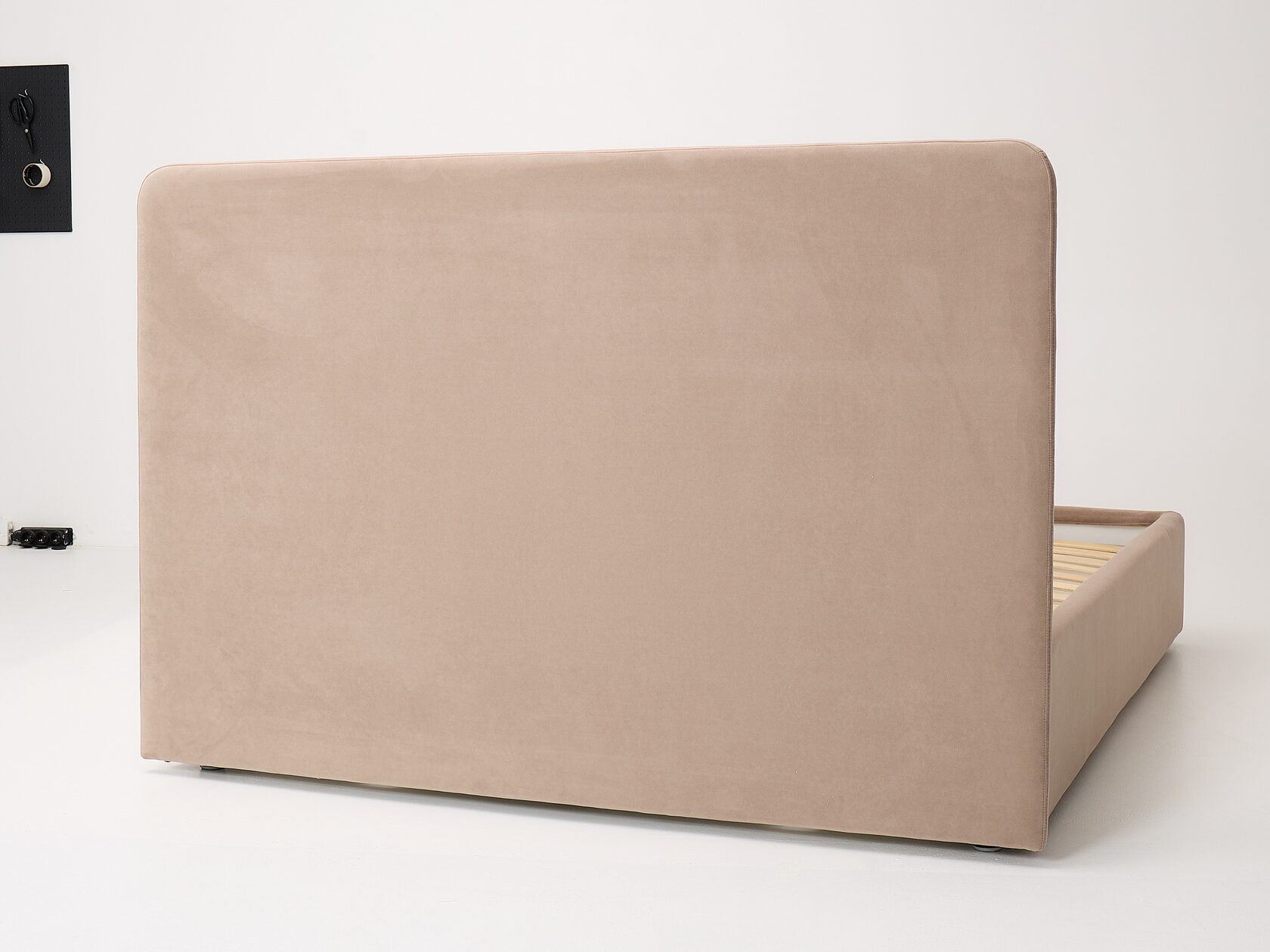 Обивка со всех сторон изголовья