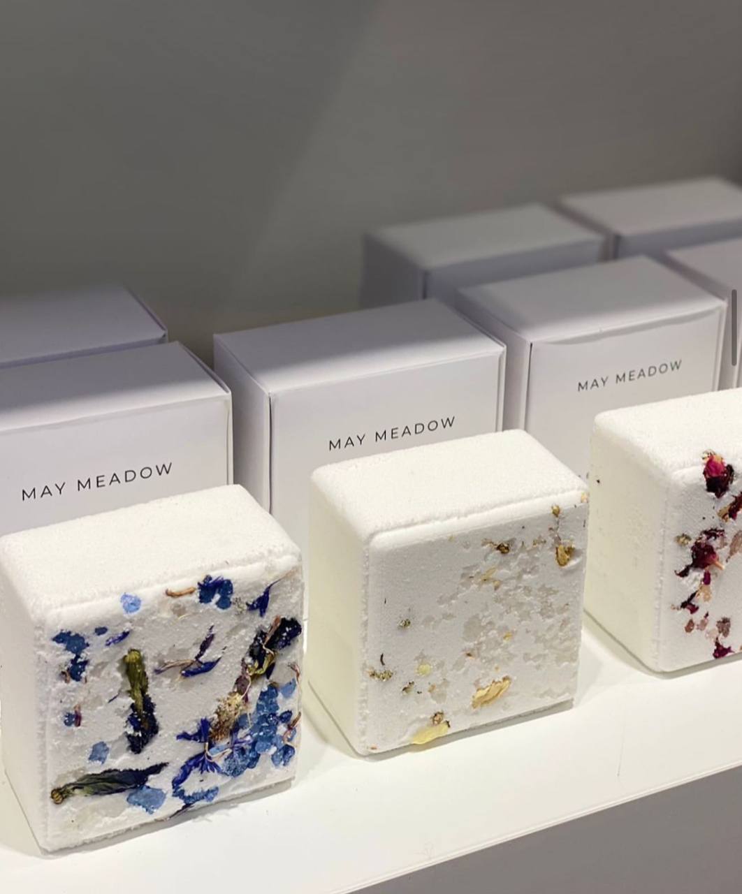 MAY MEADOW Шипучий spa-куб для ванны Fizzy - MAY MEADOW