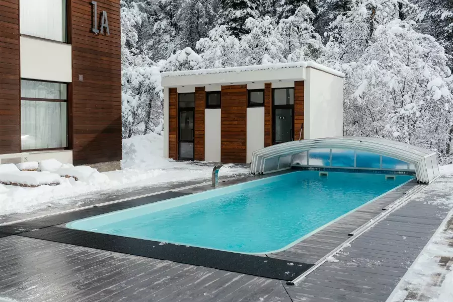 Бассейн отеля Premium Village Arkhyz зимой