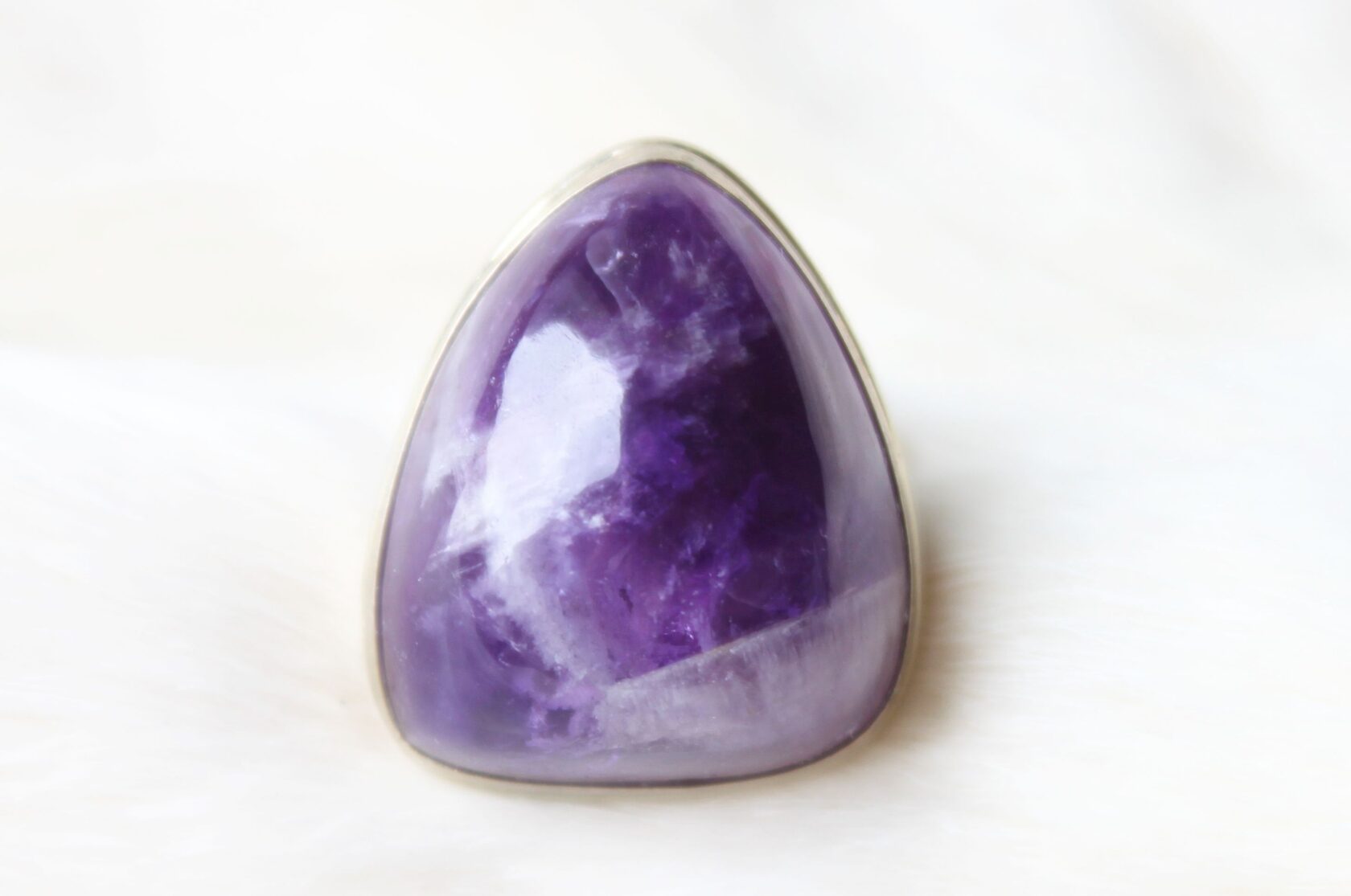 Фиолетовый камень на столешницу