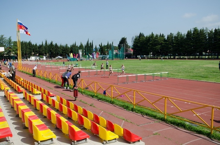 Легкая атлетика адлер. Спорткомплекс Юность Сочи. Спортбаза Юность Адлер. Стадион в Адлере легкоатлетический.