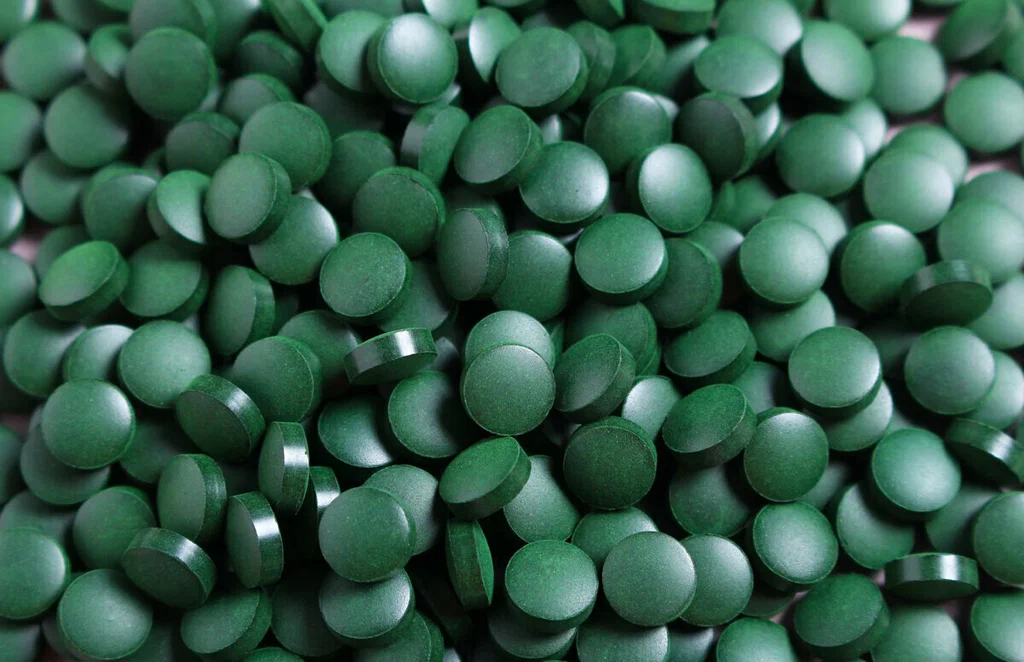 Лекарство спирулина. Spirulina Tablets. Зелененькие таблетки спирулина. Темно зеленые таблетки. Зеленые круглые таблетки.