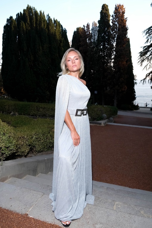 Вечернее сверкающее платье с одним длинным рукавом до пола купить с ...