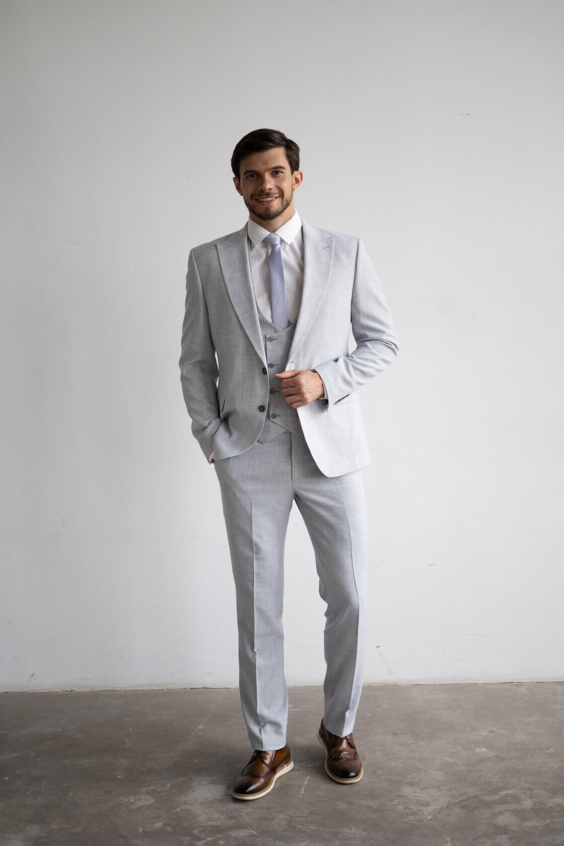 Аренда мужского костюма серого цвета