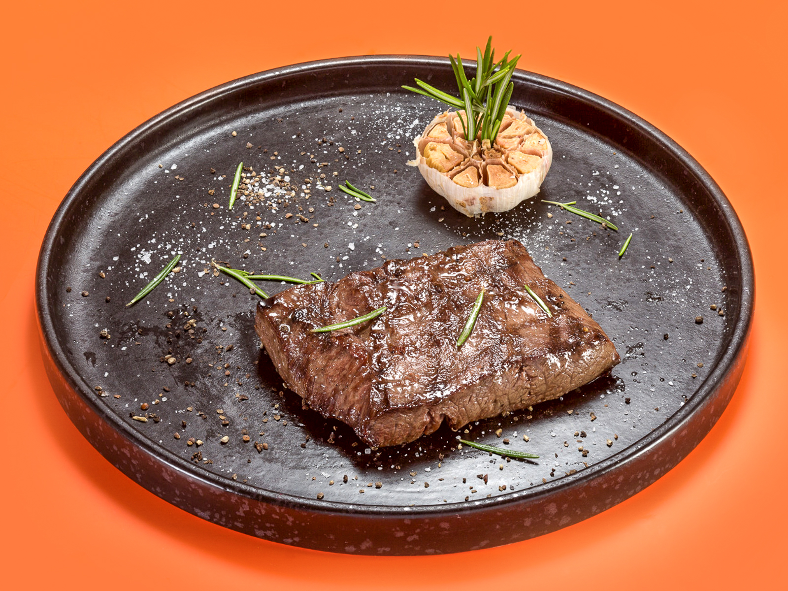 Steak it easy лесная. Стейк флэт Айрон ~ 325г. Флэт Айрон стейк фото. Стейк ИТ ИЗИ флэт Айрон. Говяжья вырезка стейк прожарка.