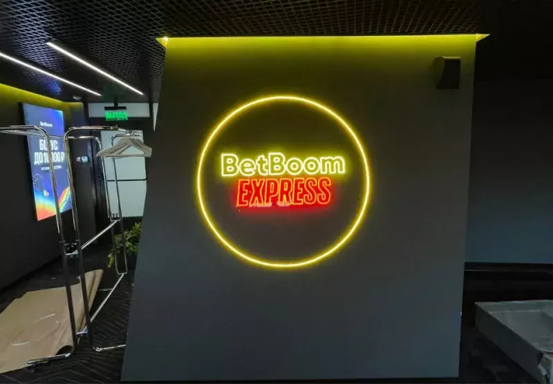 Неоновый логотип «BetBoom Express» в&nbsp;круге на&nbsp;стене