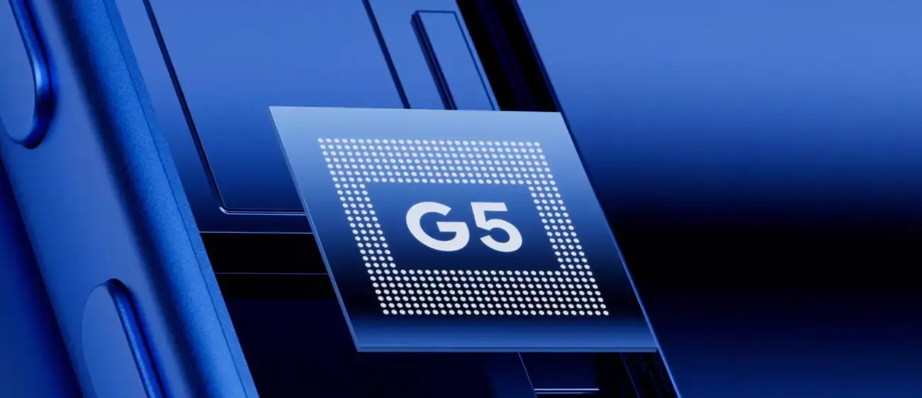 Интерфейс Google Pixel 10 с работающим голосовым помощником Gemini и функцией мгновенного перевода.