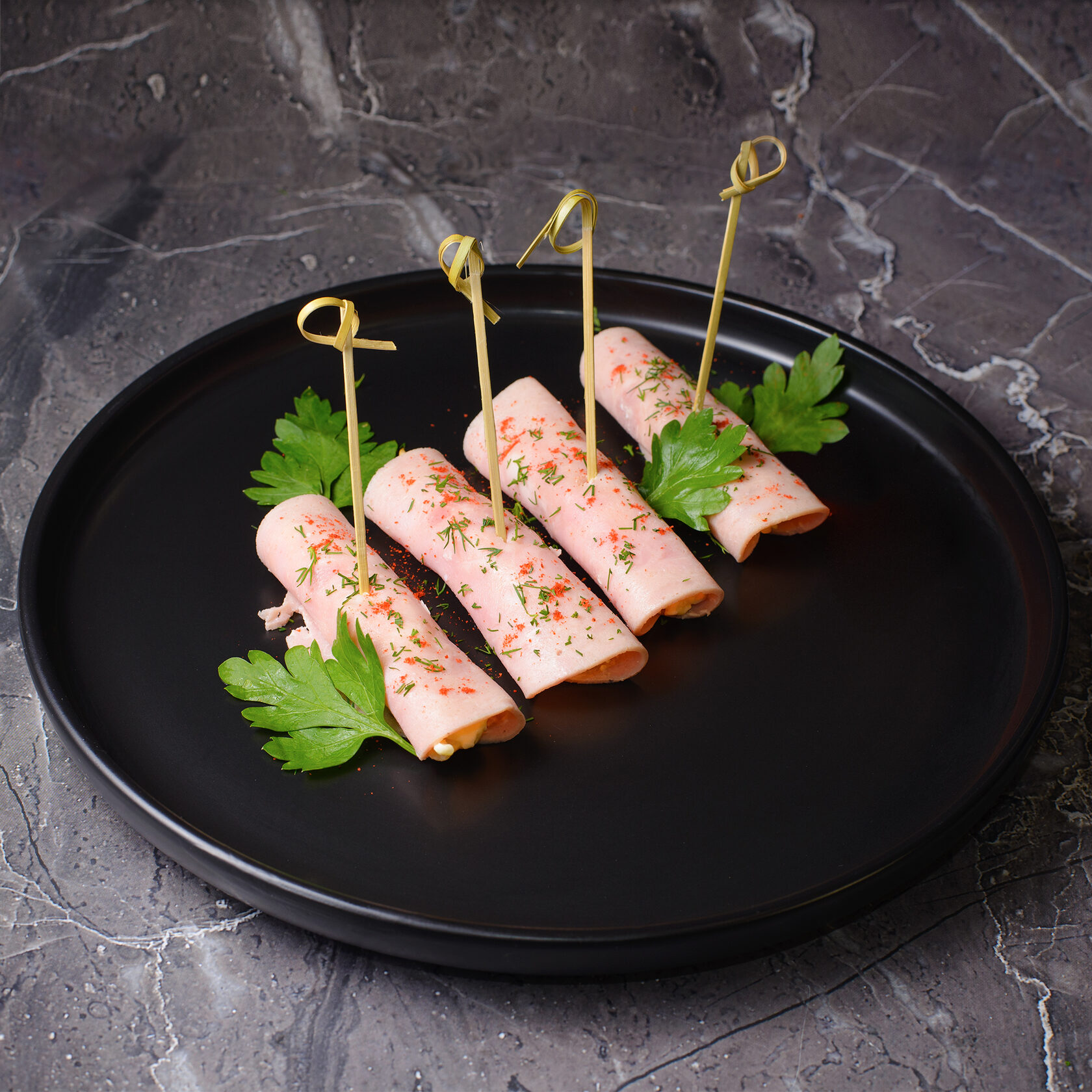 РУЛЕТИК ИЗ ВЕТЧИНЫ С СЫРОМ