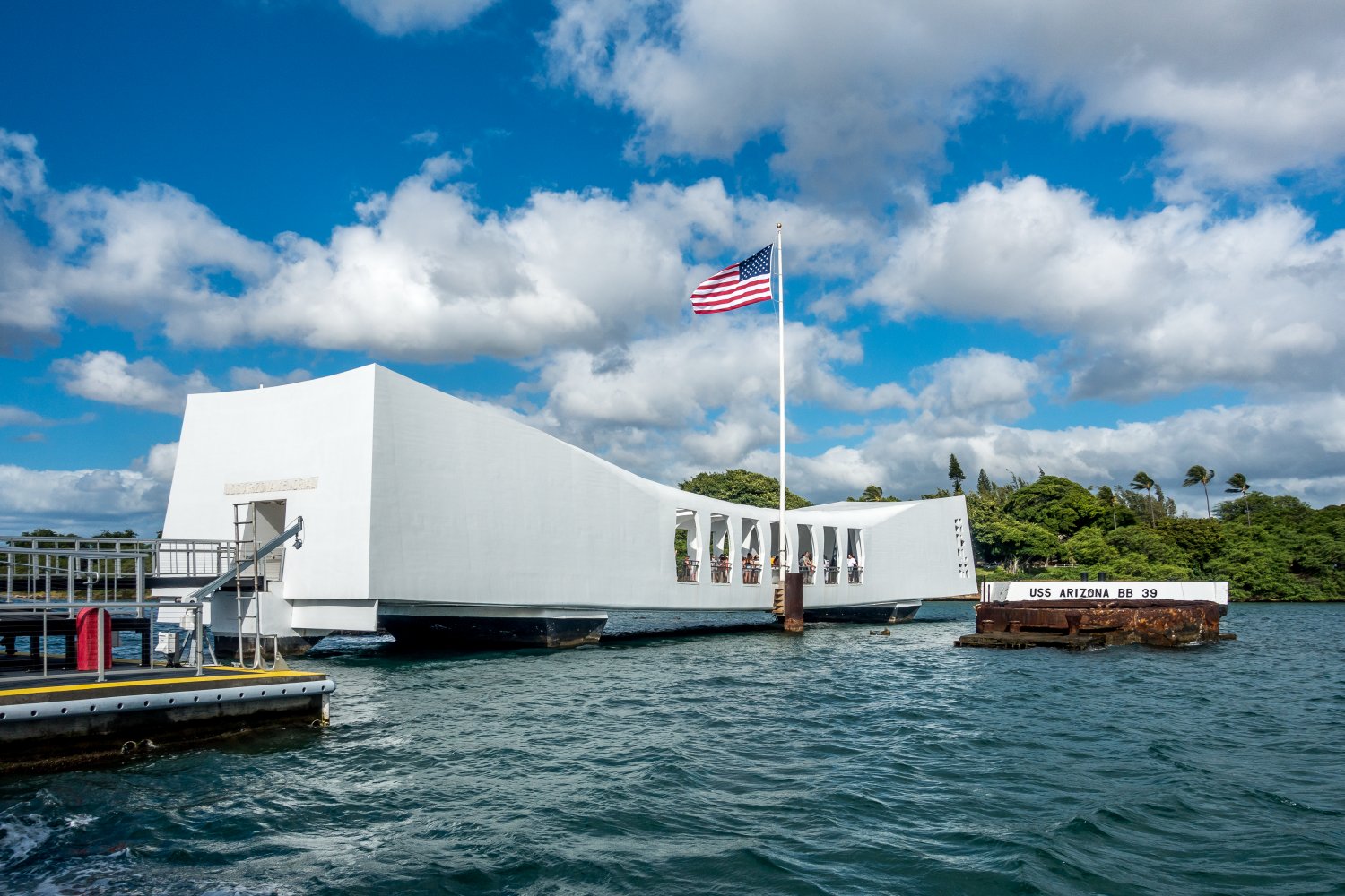 Мемориал линкора аризона перл харбор. USS Arizona мемориал. Мемориал линкора «Аризона». Линкор Аризона мемориал внутри. Аризона корабль.