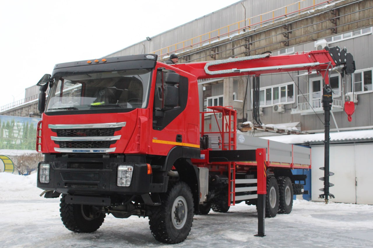 Бортовой автомобиль 6х6 AMT 632944 с буровой установкой