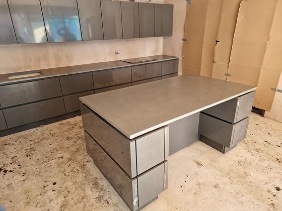 Кухонная столешница из бетона и микроцемента на заказ