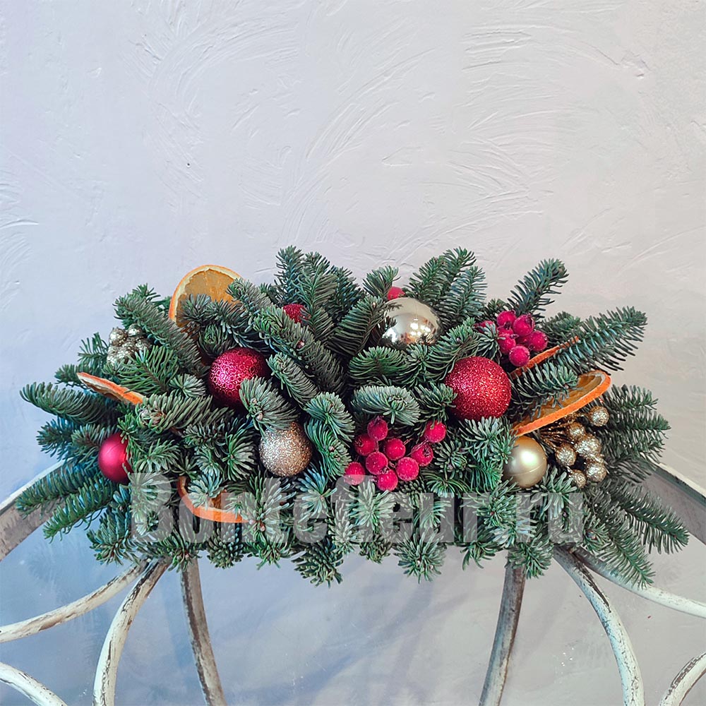 Композиция из нобилиса красная с золотом вытянутая