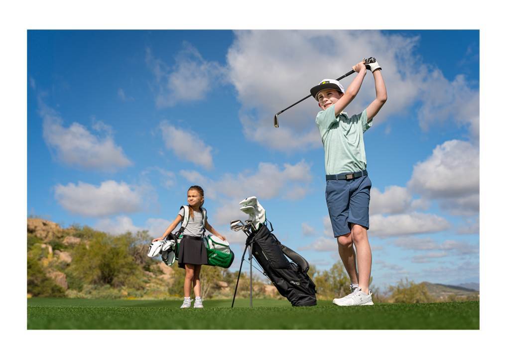 Мальчик гольфист ударил по мячу