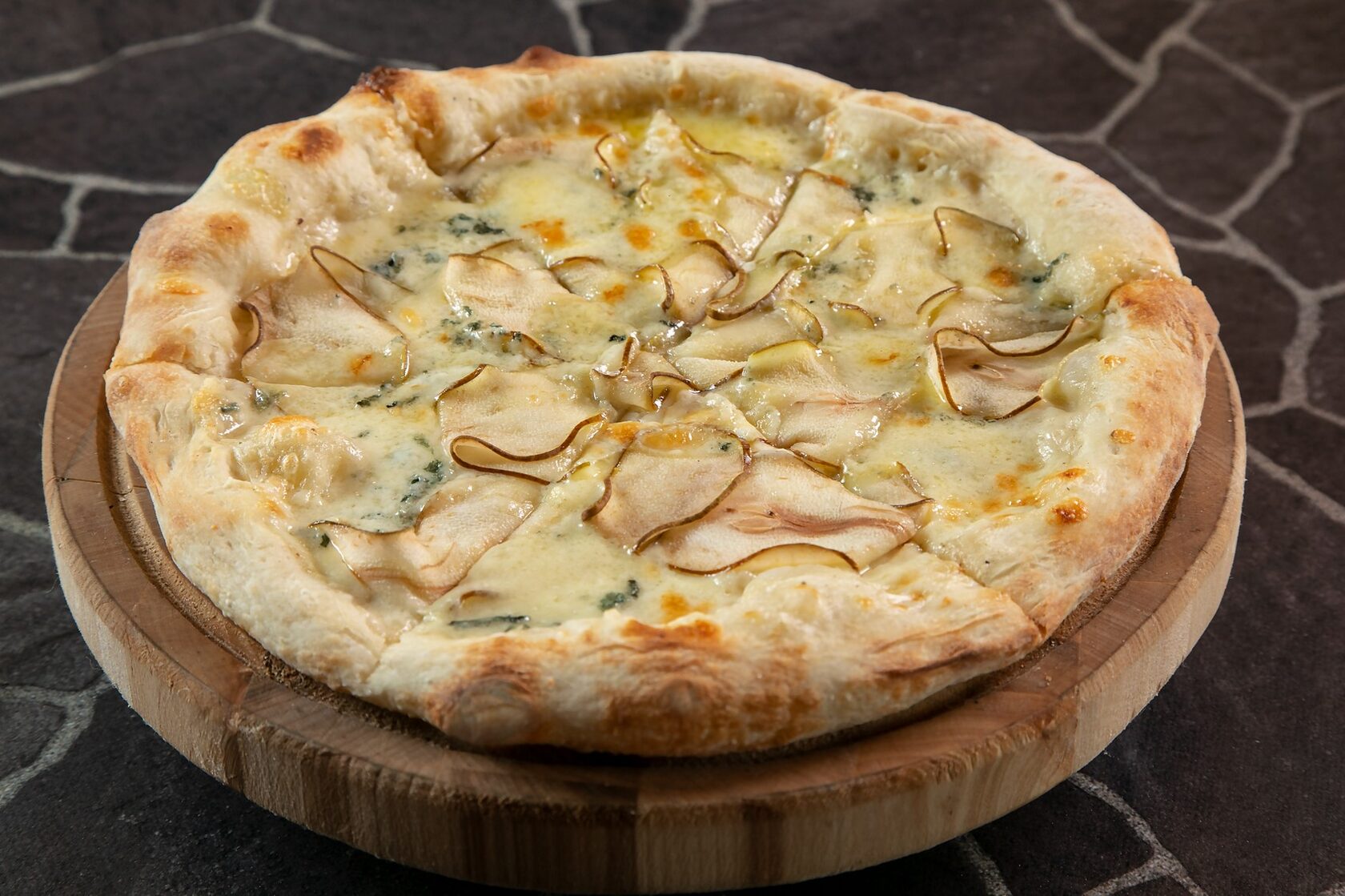 Пицца с грушей и голубым сыром: блюдо для гурманов за 15 минут