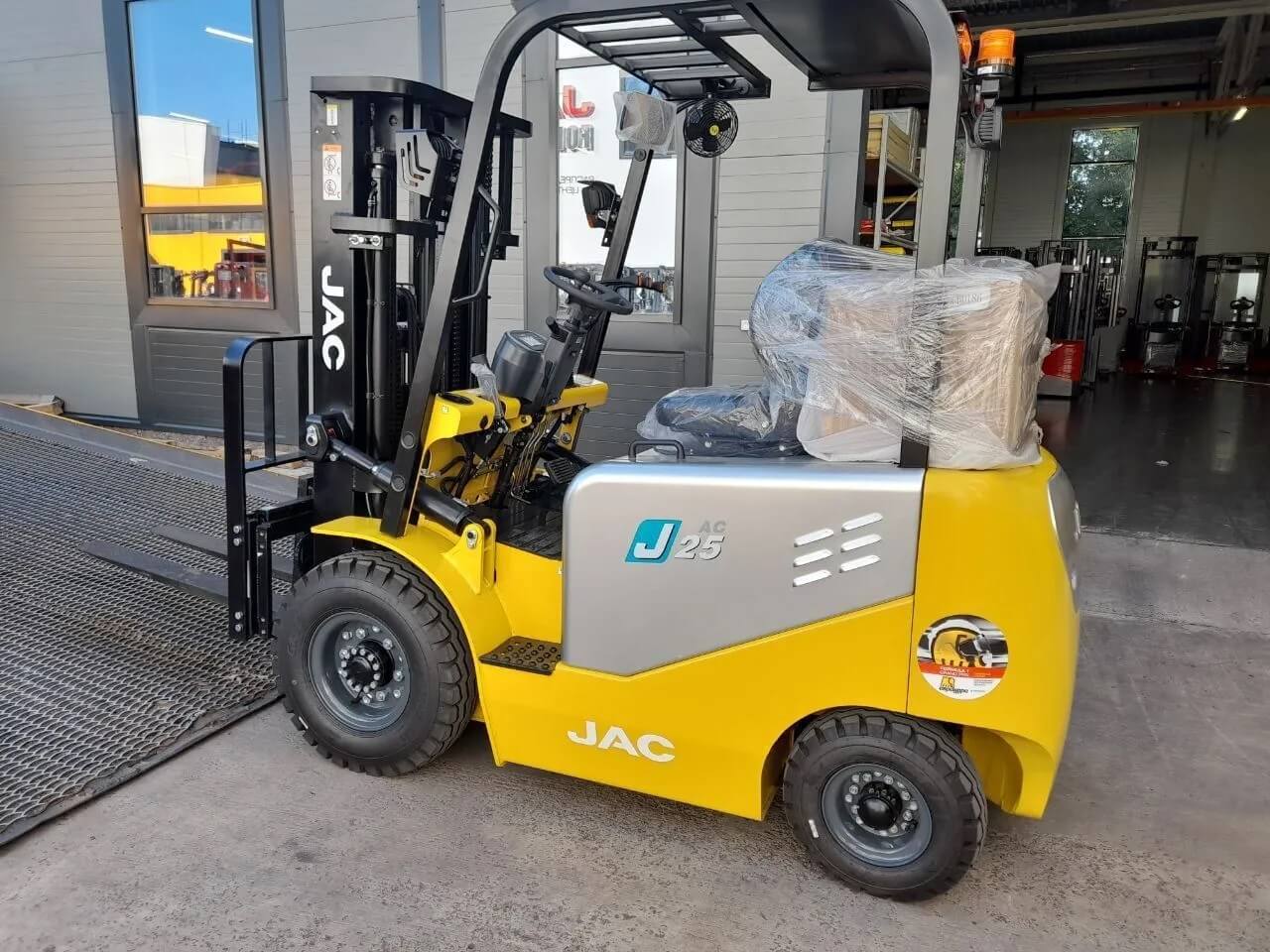 Автопогрузчик cpcd25 jac. Вилочный погрузчик jac 3 тонны дизель. Погрузчик jac 25. Jac 25 погрузчик. Jac j25 погрузчик.