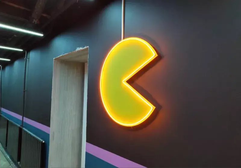 Световая фигура Pac-Man на&nbsp;тёмной стене в&nbsp;коридоре