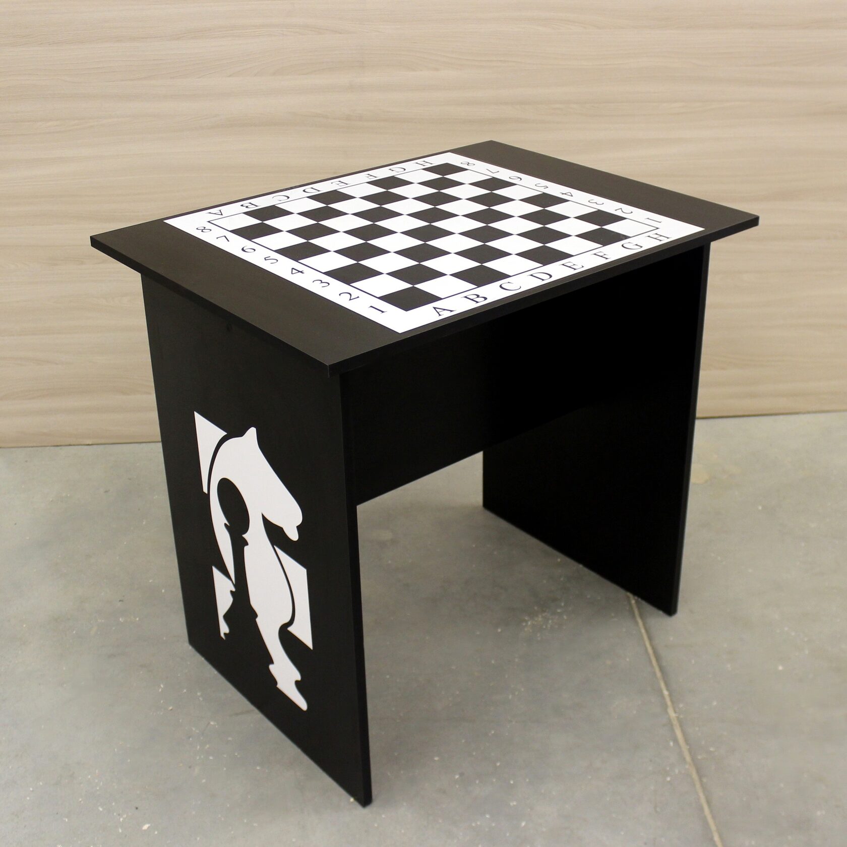 стол в виде шахматной доски