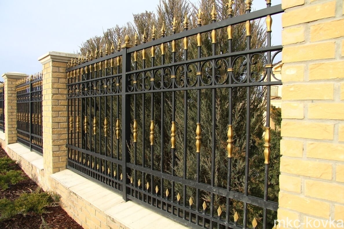Забор ключ производителя. Кованый забор. Красивые кованые заборы. Железный забор. Кованые заборы для частного дома.