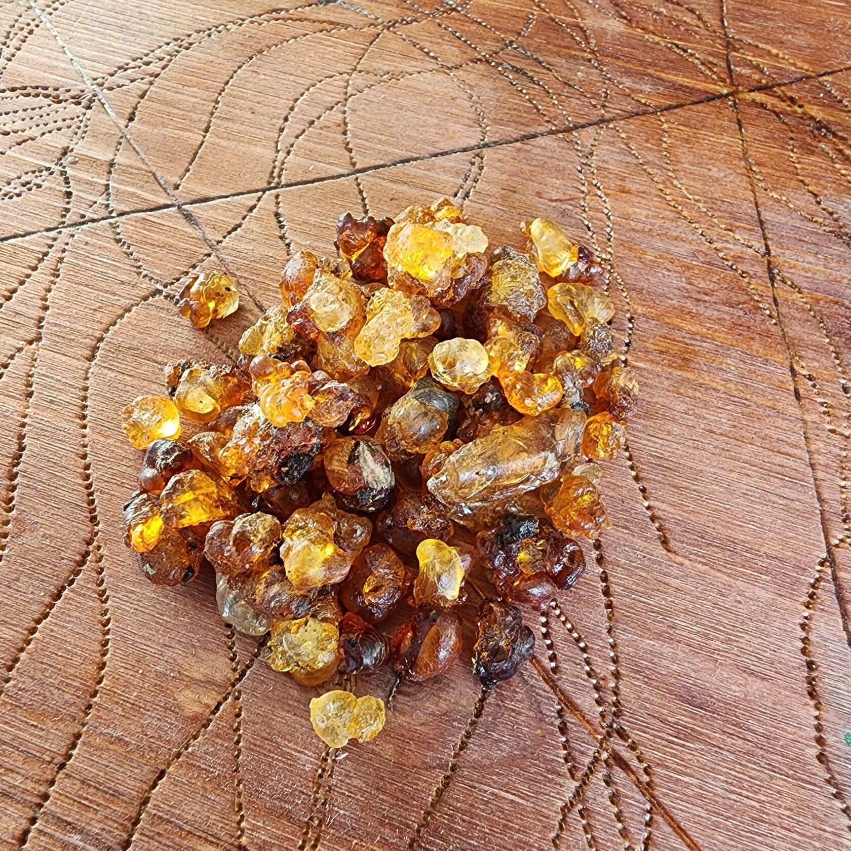 тугоплавкая смола. полиуретан и эпоксидная смола. пожелтевшая эпоксидная смола. токсичная смола. янтарь в эпоксидной смоле.