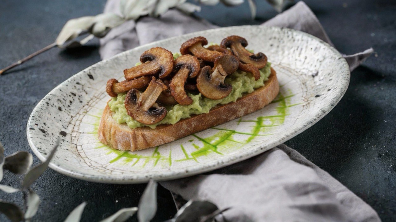 Брускетта с гуакамоле и грибами