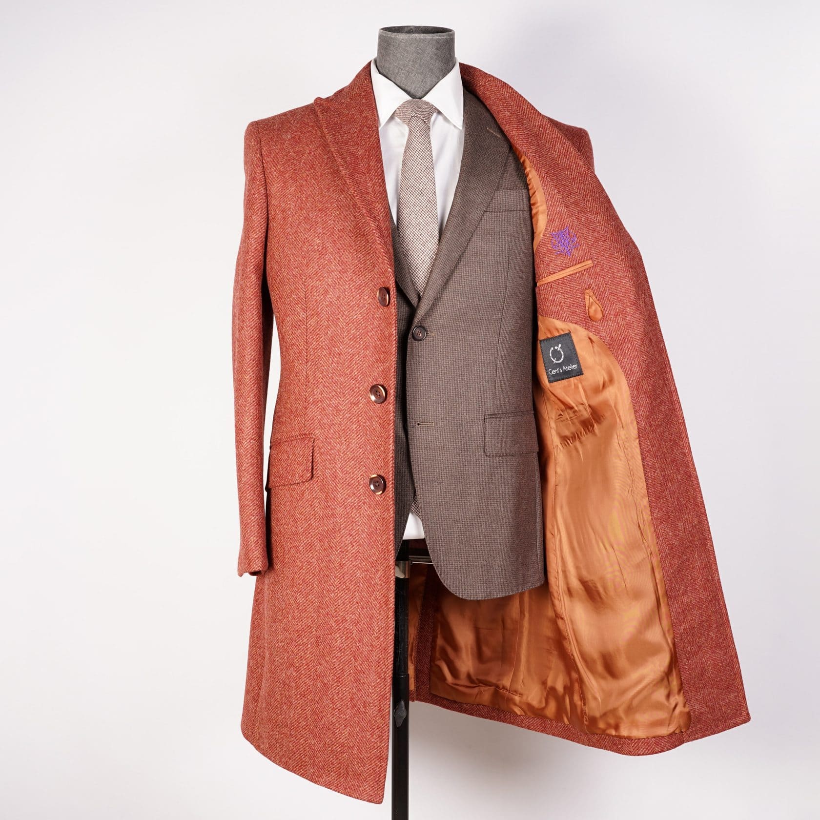 Оранжевое пальто «в ёлочку»