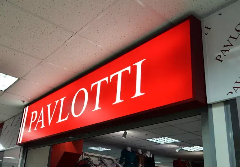 Красный световой короб «Pavlotti» в&nbsp;торговом центре