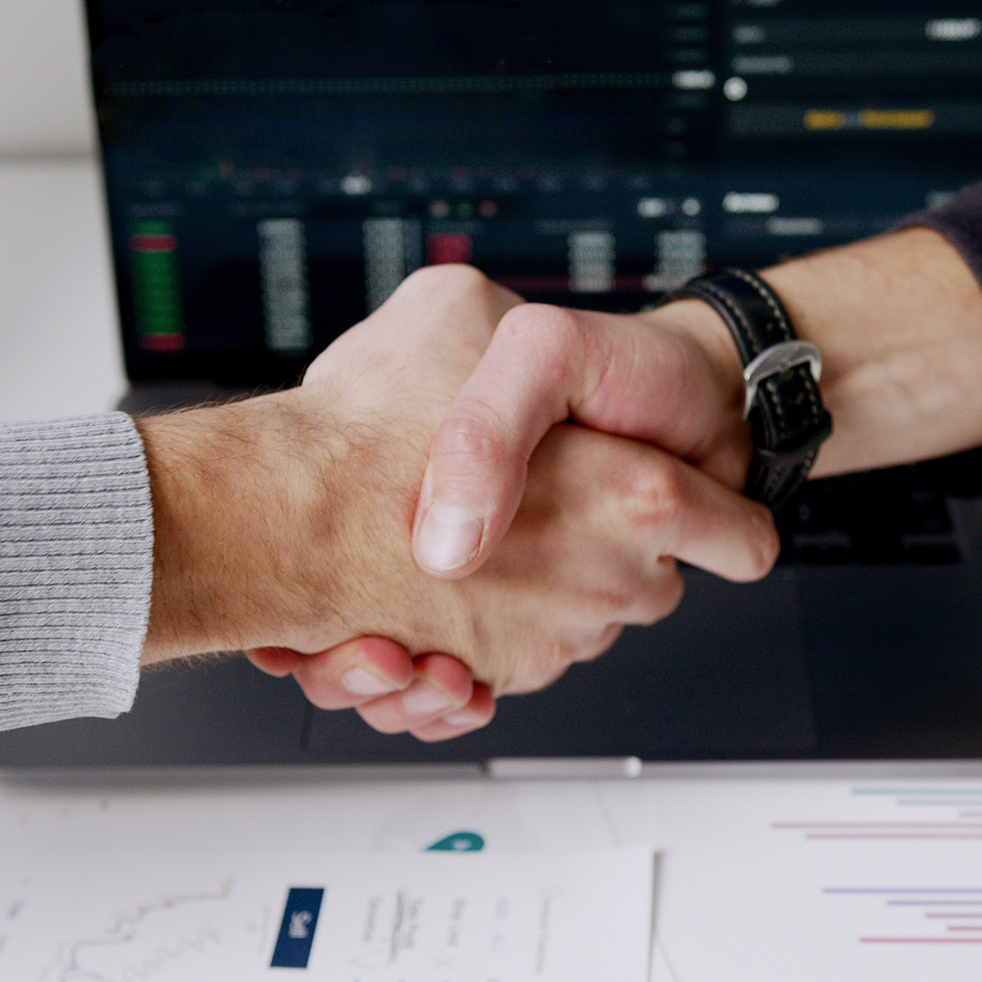 инвесторы и инвестиции. инвесторы и инвестиции. прибыль. человек с деньгами. Calculating.