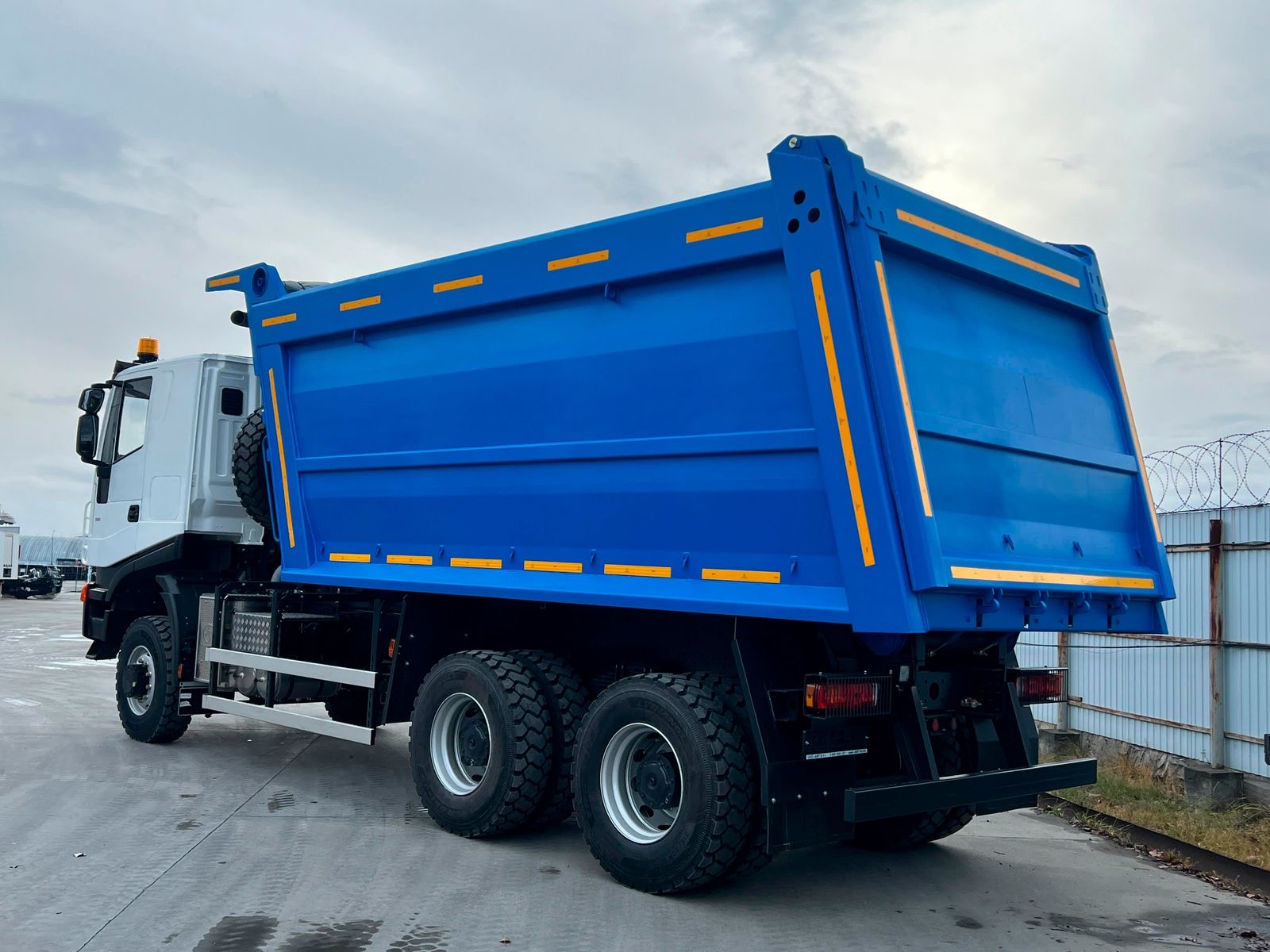 Самосвал AMT 652904 6х6