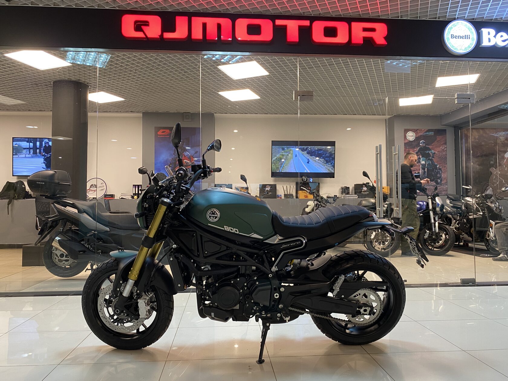 Benelli Leoncino 800