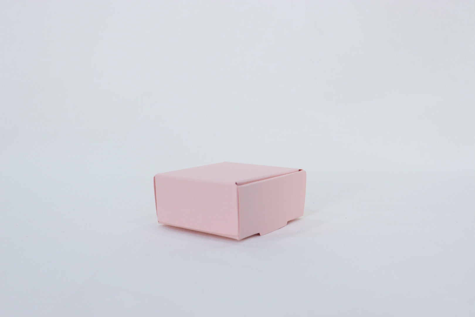 Коробочка 5 х 5 см. SM30200.05 коробка. Квадратная коробка из дизайнерского картона. Коробка картонная для цветов белая. Игра коробка 5