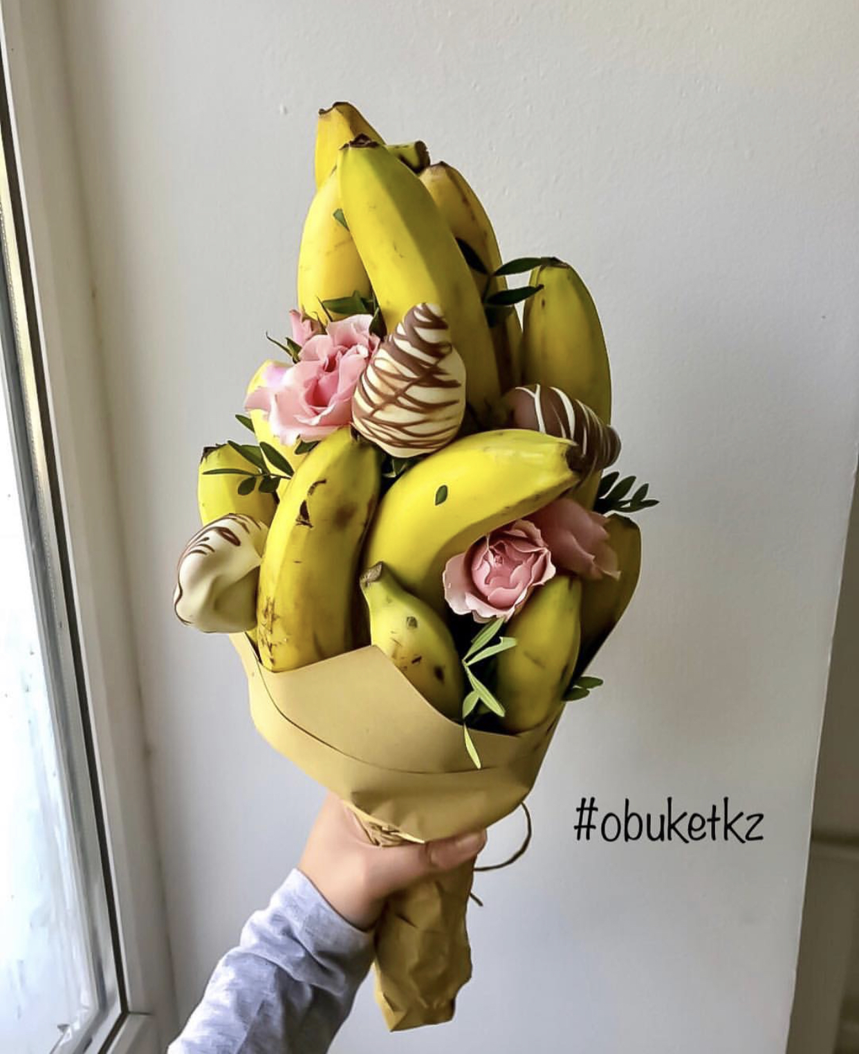 Букет из цитрусовых. Букет из бананов. Букет из бананов своими руками. Фруктовый букет из бананов. Бананы и клубника в букете.