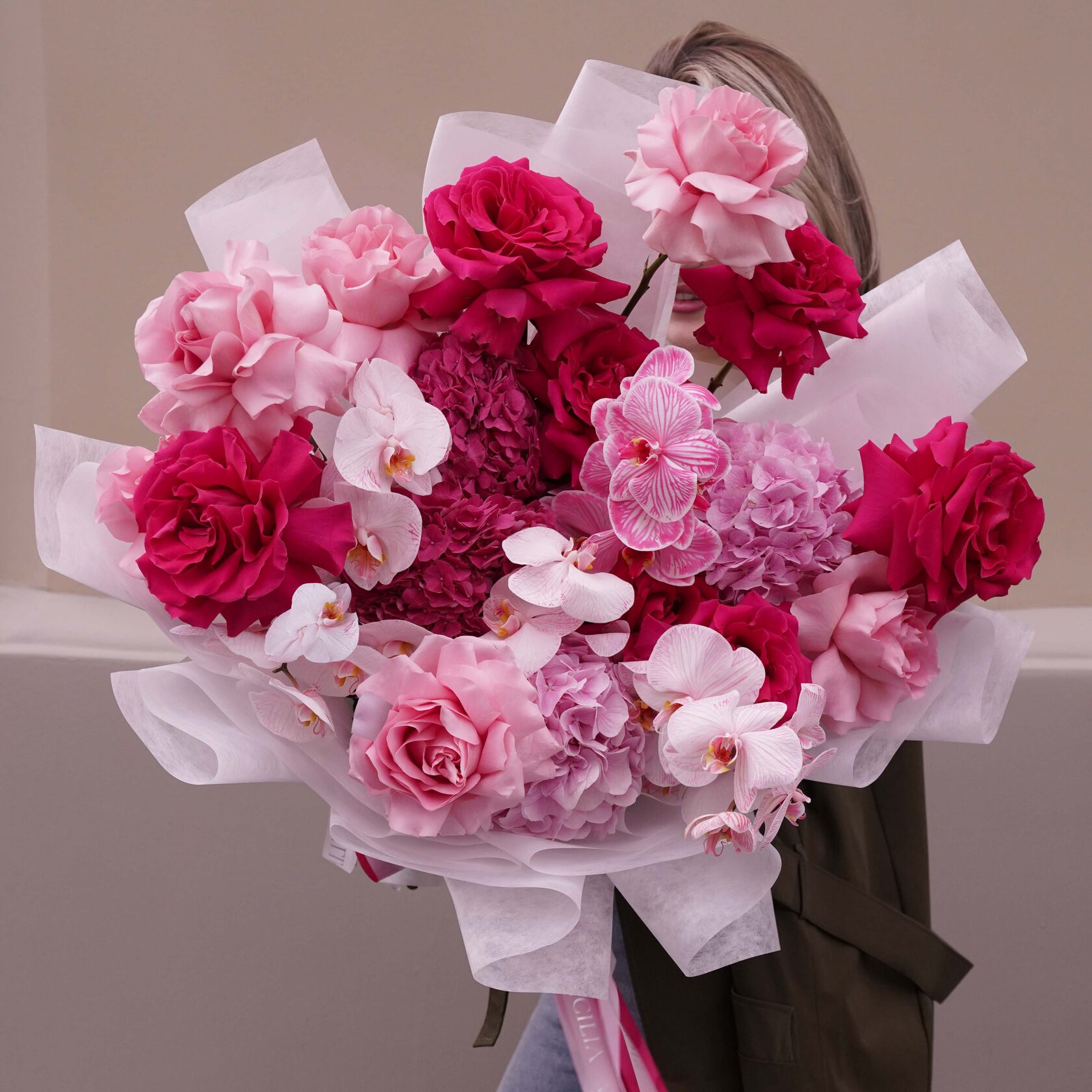 букет в малиновом цвете. букет из малиновых роз. букет в малиновом цвете. букет в малиновом цвете. малиновые розы букет.