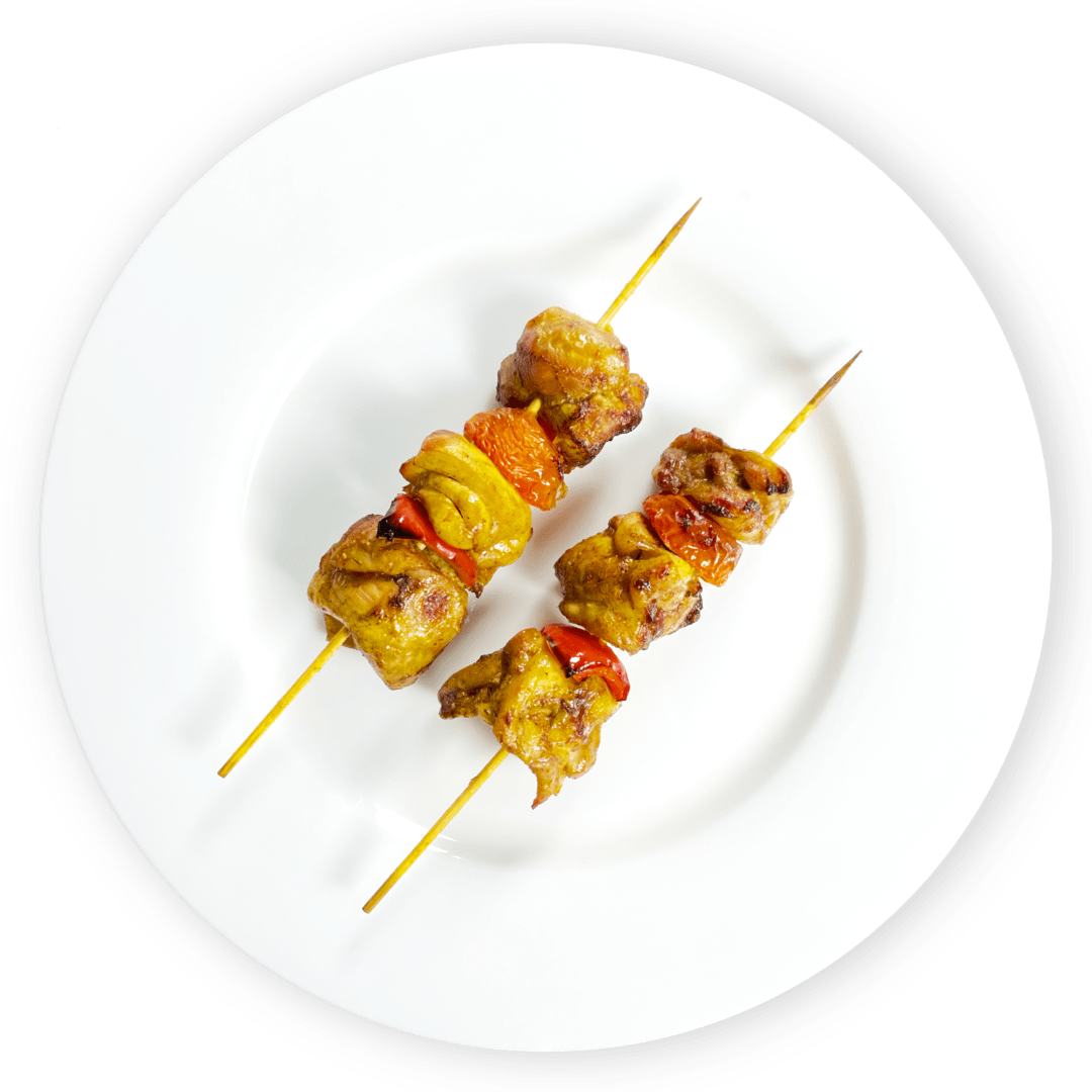 Шашлык куриный 100 грамм. Шашлык куриный. шашлычки из курочки с помидорками. шашлычки из куриной грудки на шпажках в духовке. шашлык куриный на белом фоне.