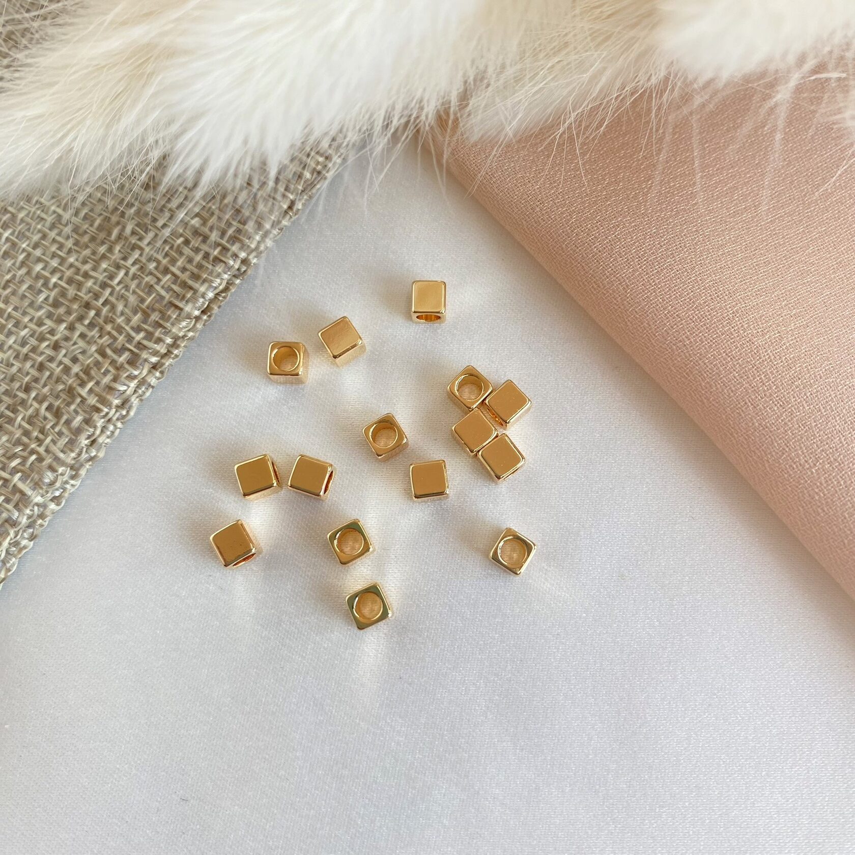 Бусина разделительная куб, 4 мм, золото