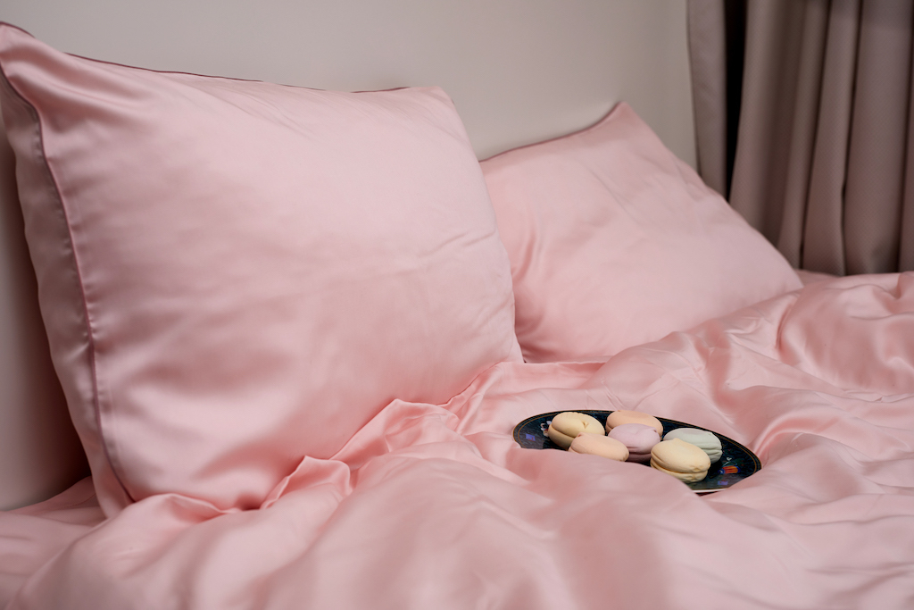 Постельное белье с сердечками. Простыня любви. Простыня любви. Белье с сердечками. Застеленная кровать.