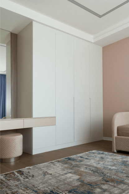 Шкаф распашной с консолью и зеркалом в спальню